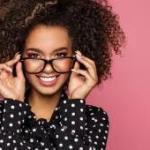 Účesy k nošení s brýlemi. Jak sladit účes s jejich tvarem a barvou?