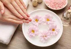 Nejlepší domácí léčba pro poškozené nehty a suché nehtové kutikuly